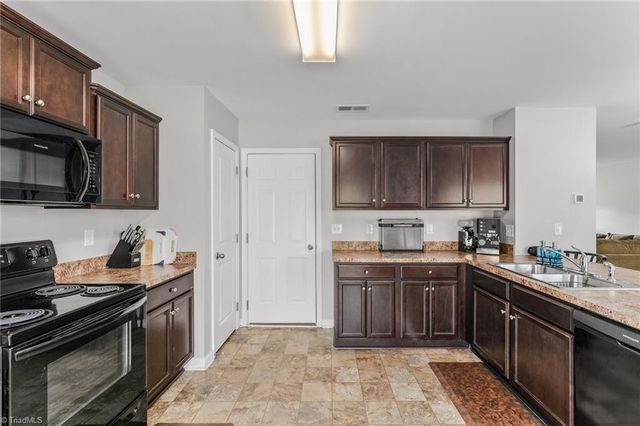 4381 Oak Pointe Drive, Winston-salem, NC 27105