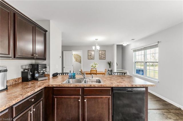 4381 Oak Pointe Drive, Winston-salem, NC 27105