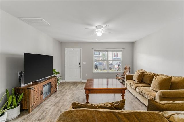 4381 Oak Pointe Drive, Winston-salem, NC 27105