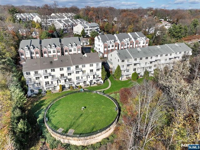 17 De Bruyle Court, Hawthorne, NJ 07506