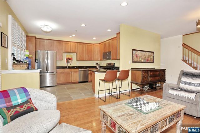 17 De Bruyle Court, Hawthorne, NJ 07506