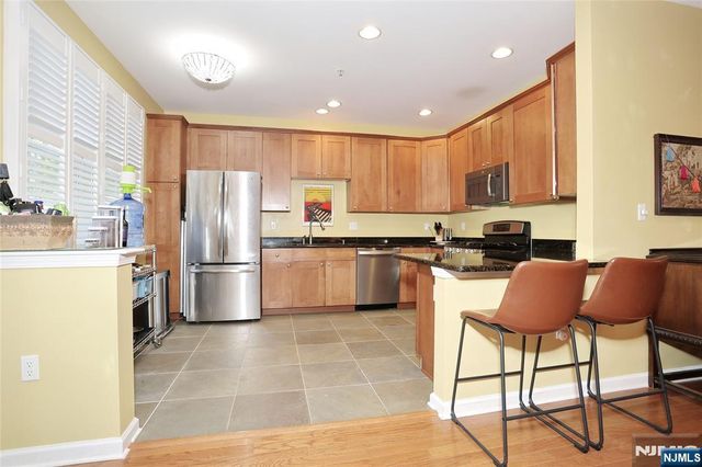 17 De Bruyle Court, Hawthorne, NJ 07506