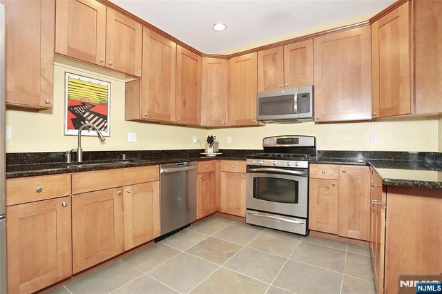 17 De Bruyle Court, Hawthorne, NJ 07506