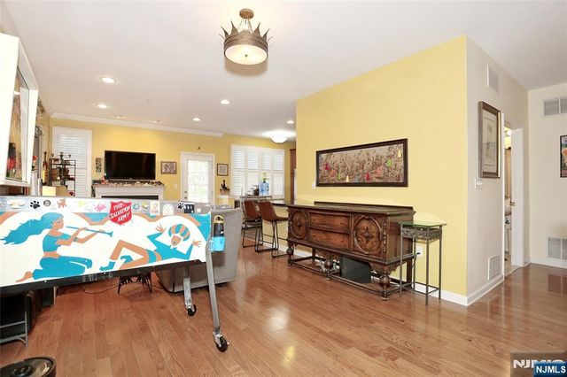 17 De Bruyle Court, Hawthorne, NJ 07506