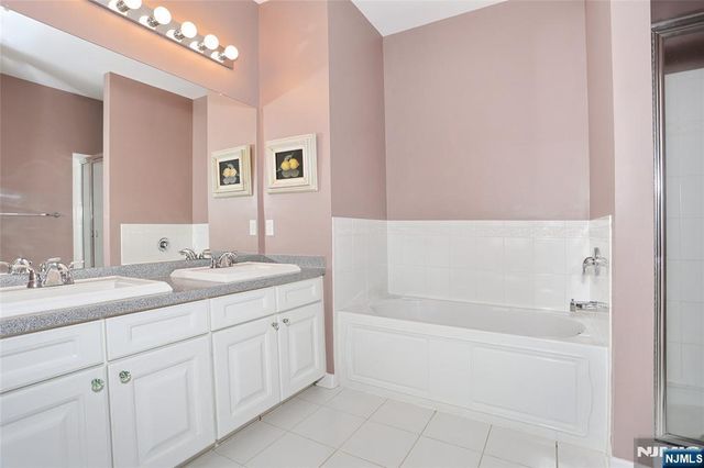 17 De Bruyle Court, Hawthorne, NJ 07506