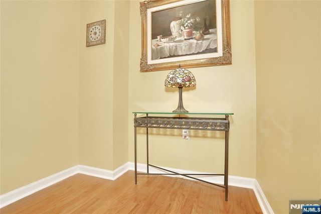 17 De Bruyle Court, Hawthorne, NJ 07506