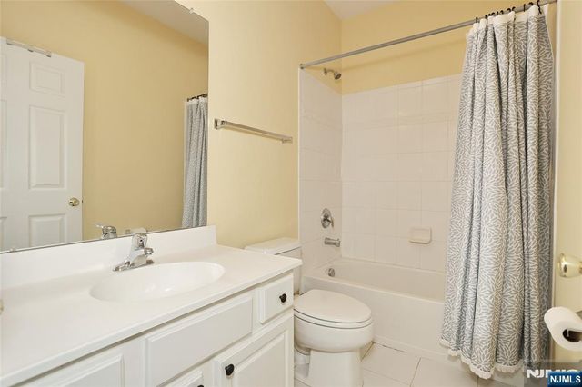 17 De Bruyle Court, Hawthorne, NJ 07506