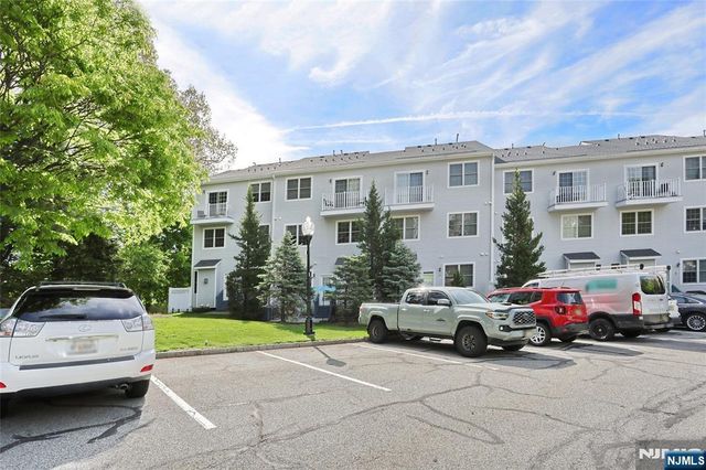 17 De Bruyle Court, Hawthorne, NJ 07506