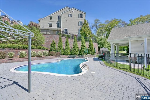 17 De Bruyle Court, Hawthorne, NJ 07506