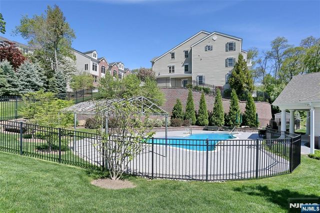 17 De Bruyle Court, Hawthorne, NJ 07506