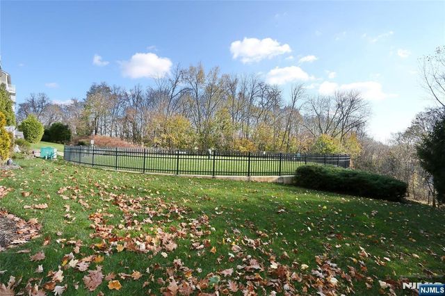17 De Bruyle Court, Hawthorne, NJ 07506