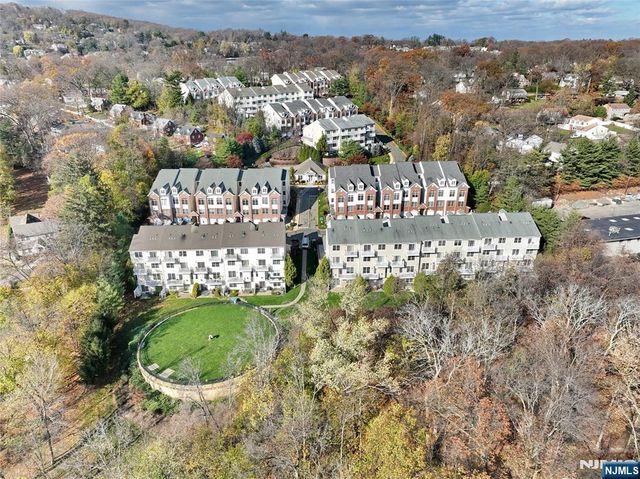 17 De Bruyle Court, Hawthorne, NJ 07506
