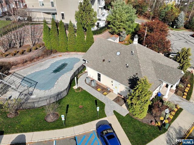 17 De Bruyle Court, Hawthorne, NJ 07506