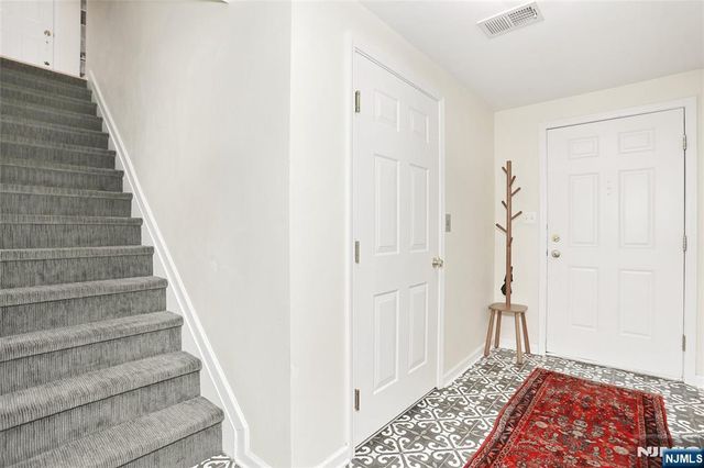 17 De Bruyle Court, Hawthorne, NJ 07506