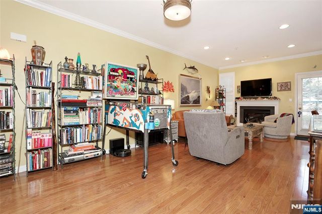 17 De Bruyle Court, Hawthorne, NJ 07506