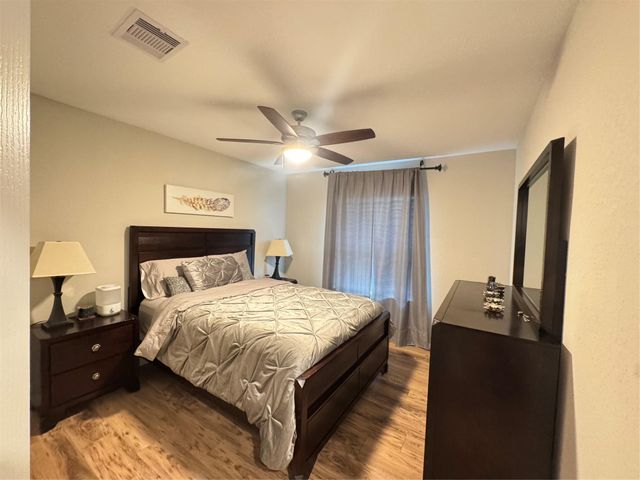 689 Forest Bend Lane, La Marque, TX 77568