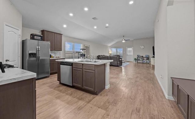 689 Forest Bend Lane, La Marque, TX 77568
