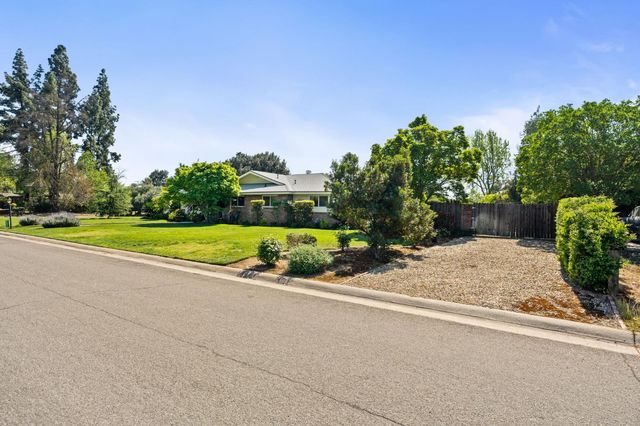 5890 E Dwight Way, Fresno, CA 93727