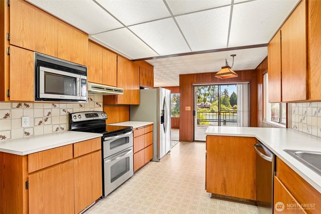 21417 Snag Island Drive E, Lake Tapps, WA 98391