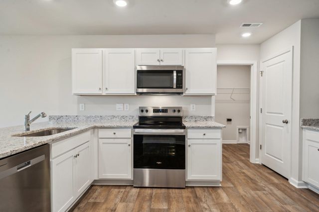 102 FIELDCREST LN, Staunton, VA 24401