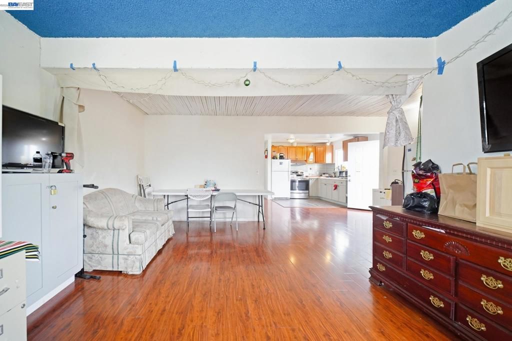 Image 11 of property listing at 2223 E 23Rd St, Oakland, CA 94606