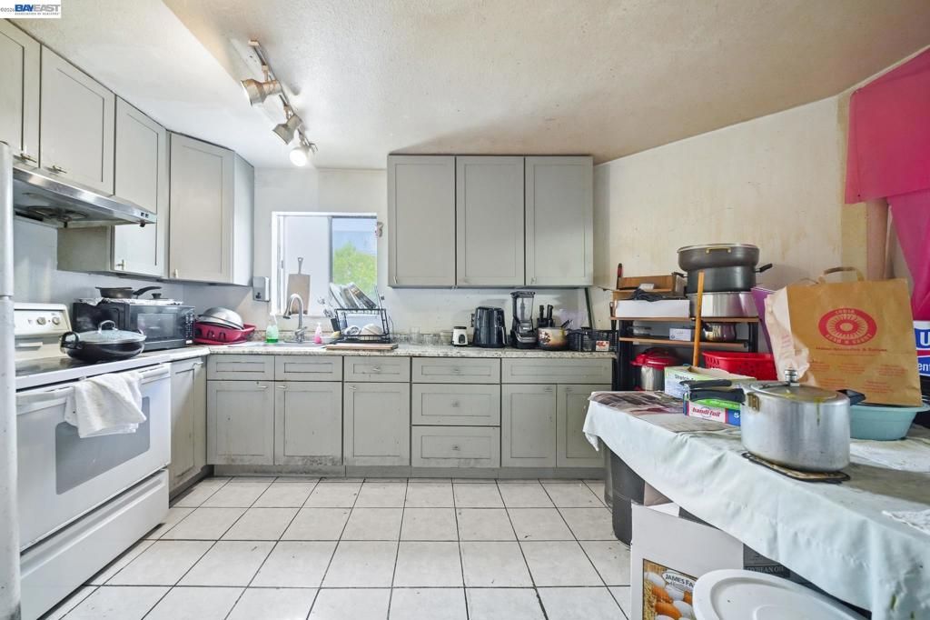 Image 18 of property listing at 2223 E 23Rd St, Oakland, CA 94606