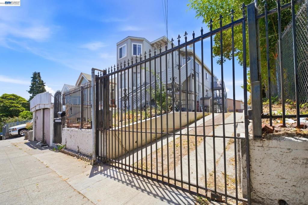 Image 2 of property listing at 2223 E 23Rd St, Oakland, CA 94606