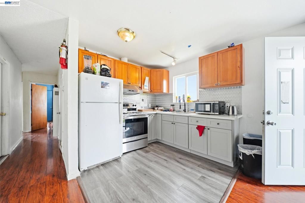 Image 28 of property listing at 2223 E 23Rd St, Oakland, CA 94606