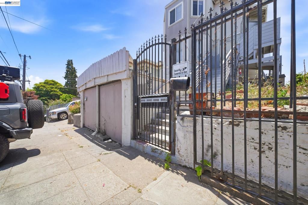 Image 3 of property listing at 2223 E 23Rd St, Oakland, CA 94606