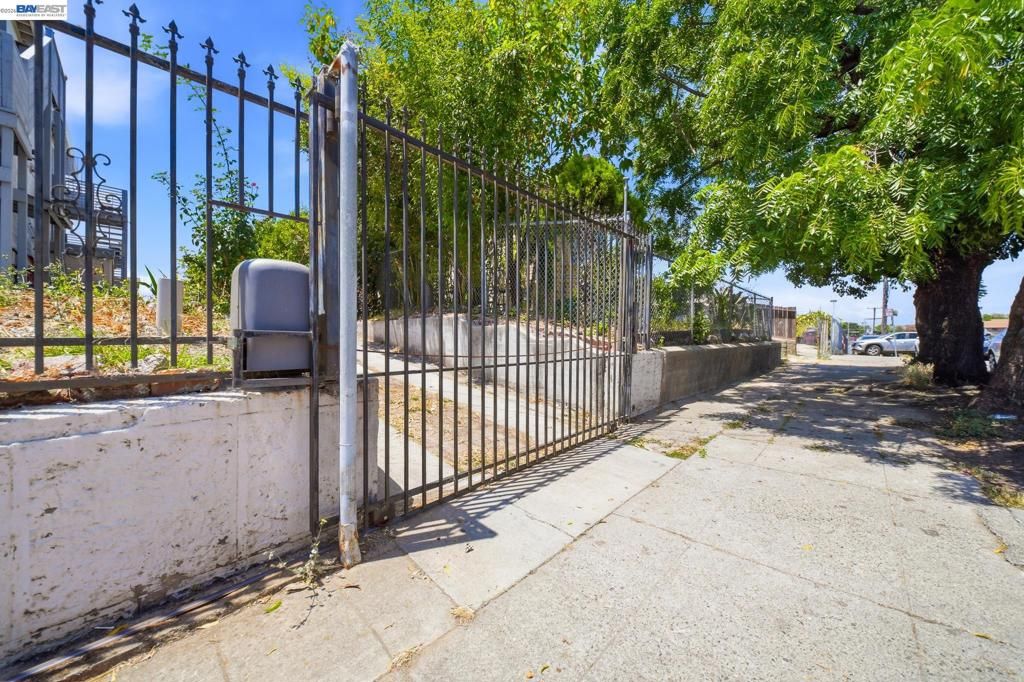 Image 4 of property listing at 2223 E 23Rd St, Oakland, CA 94606