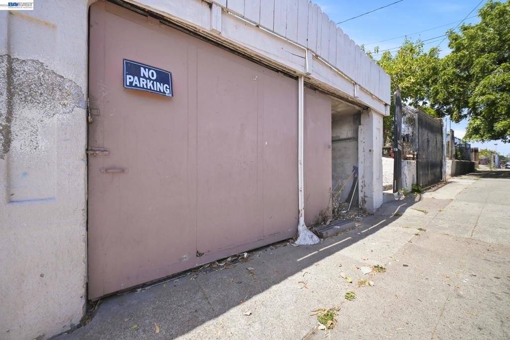 Image 5 of property listing at 2223 E 23Rd St, Oakland, CA 94606