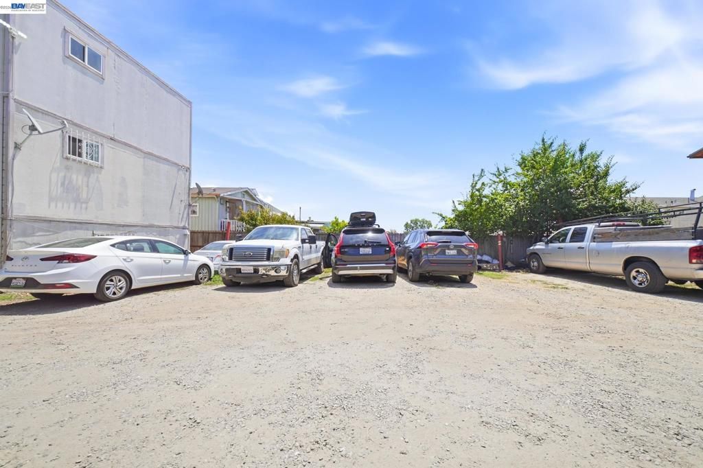 Image 8 of property listing at 2223 E 23Rd St, Oakland, CA 94606