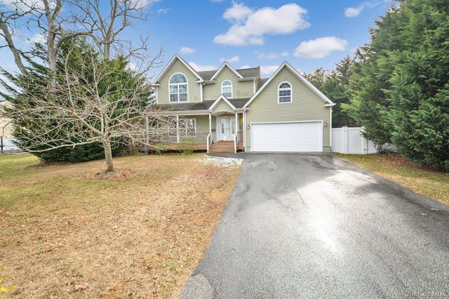 14 Donna Place, East Islip, NY 11730