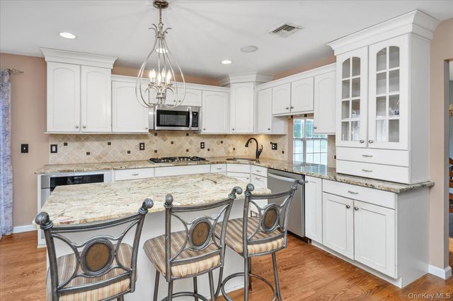 14 Donna Place, East Islip, NY 11730