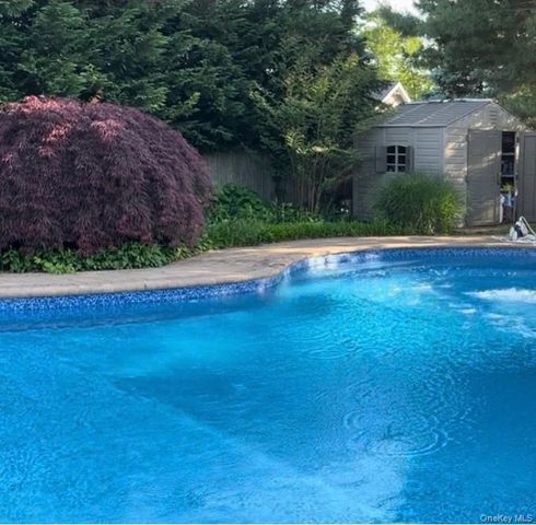 14 Donna Place, East Islip, NY 11730