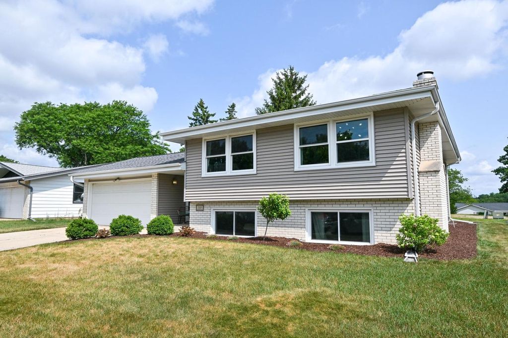 5989 Sugarbush LANE, Greendale, WI 53129