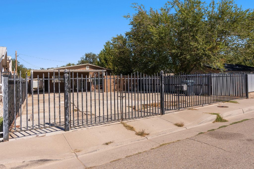 121 Hosher Avenue SE, Albuquerque, NM 87102