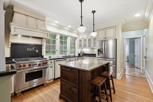 9227 N Mountain View Ln, Spokane, WA 99218