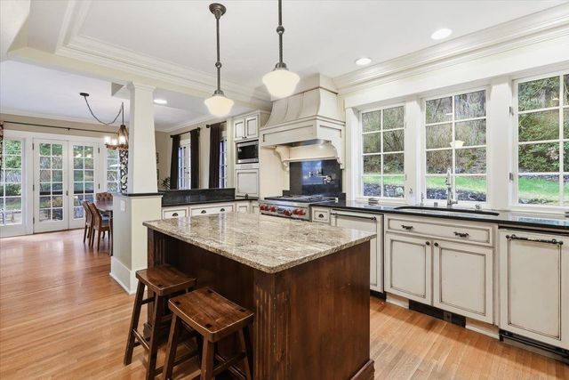 9227 N Mountain View Ln, Spokane, WA 99218