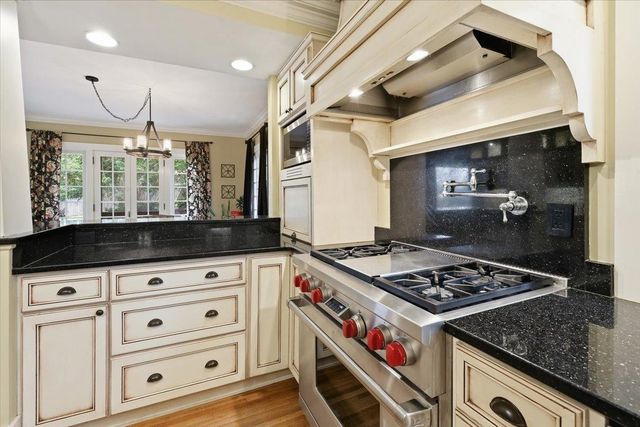 9227 N Mountain View Ln, Spokane, WA 99218