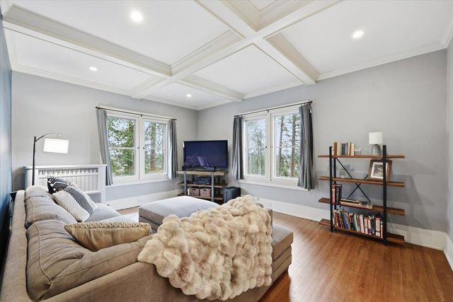 9227 N Mountain View Ln, Spokane, WA 99218