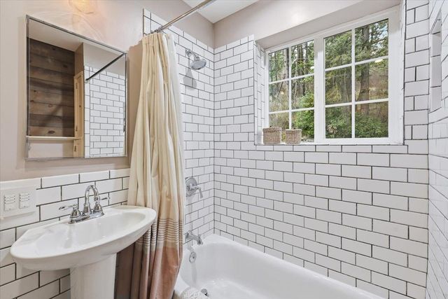 9227 N Mountain View Ln, Spokane, WA 99218