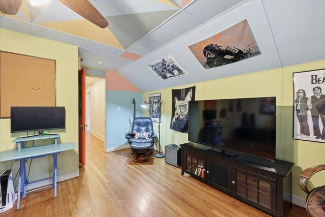 9227 N Mountain View Ln, Spokane, WA 99218