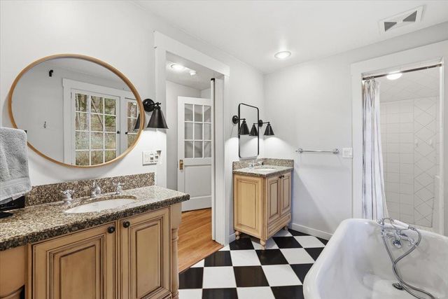 9227 N Mountain View Ln, Spokane, WA 99218