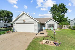 764 Willow Dr, Salina, KS 67401