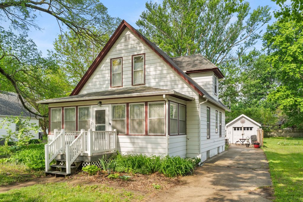 215 S Maple Avenue, Ames, IA 50010