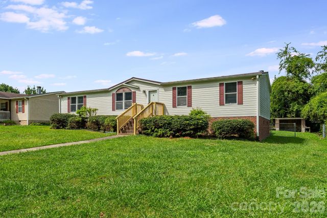 505 Crescent Way, Horse Shoe, NC 28742