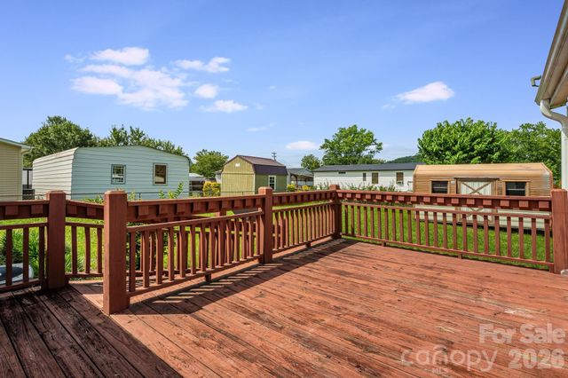 505 Crescent Way, Horse Shoe, NC 28742