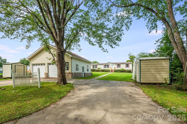 505 Crescent Way, Horse Shoe, NC 28742