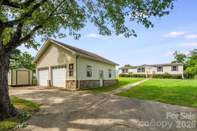 505 Crescent Way, Horse Shoe, NC 28742